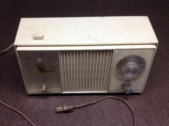 Vintage General Electric Solid State Clock Radio Retro