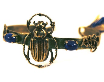 Cuff "Cléo" blue stone agathe bleu scarabe cabochon egypte pompon doré bronze manchette pompom or laiton bronze vintage adjustable insecte