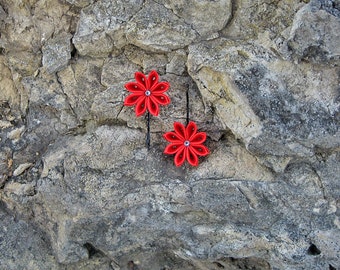 Red kanzashi fabric flowers. Set of 2 small flower bobby pins. Girls hair pins. Red flowers