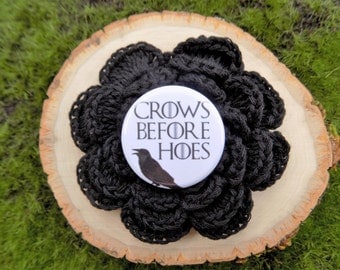 Tazza Da Caffè In Ceramica "Crows Before Hoes" - Ispirata A Game Of Thrones E Jon Snow - Design Su Entrambi I Lati - Mug-tastic - 3
