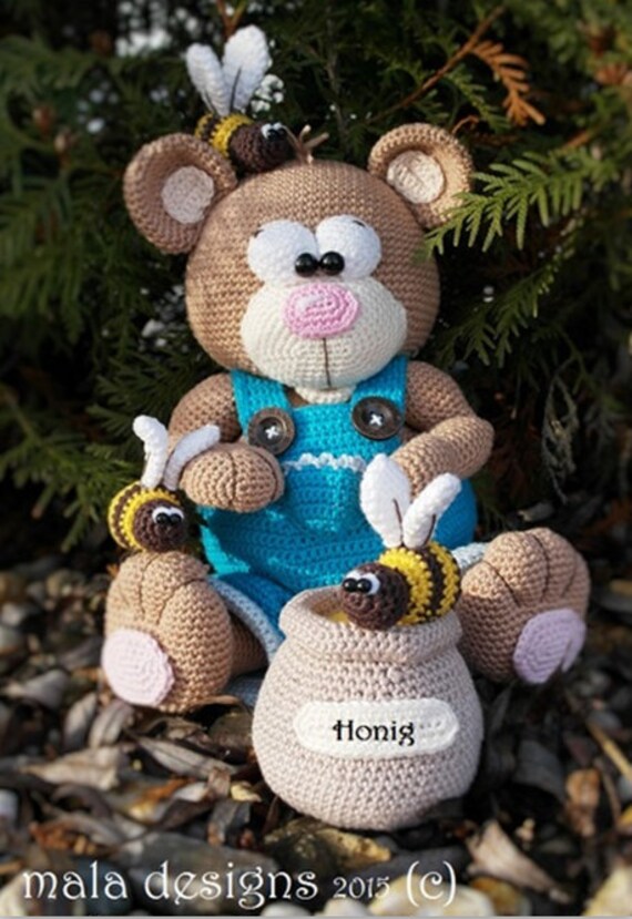 bear with honey pot a crochet pattern by mala designs