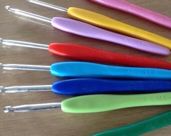 Set of crochethooks - different sizes - ergonomic handle - size embedded in handle - coloured handles crochet hooks