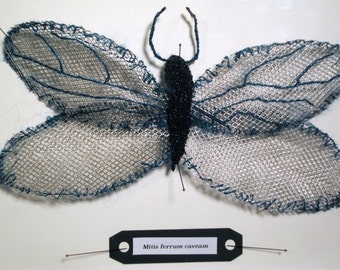 Sculpture d'art textile, fausse taxidermie, papillon de laine et de métal