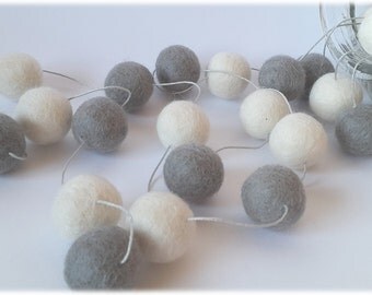 White Christmas garland, White and grey Christmas garland, Monochrome garland, Christmas bunting white and grey, Felt ball garland, grey