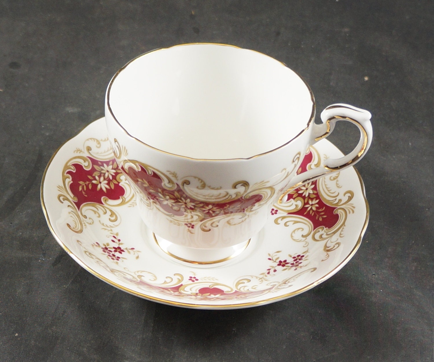 paragon-fine-bone-china-cup-saucer-majestic-pattern