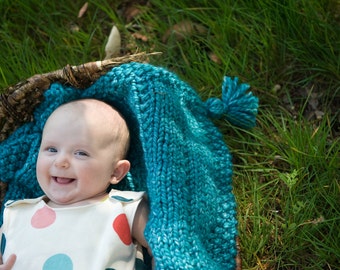 THE GRYPHON . Knit baby blanket with tassels