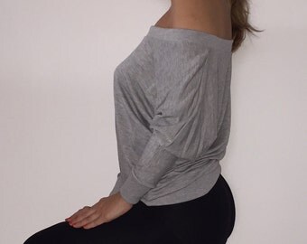 Sweater off shoulder/Off shoulder sweater/Sweatshirts/Loose sweater/Oversized sweater /Off shoulder tops/Size small- medium