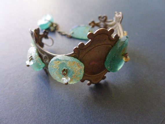 Nubivagant. Escutcheon bracelet with Roman glass. 