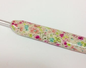 Play Hooky- Hand decorated crochet hook- Vintage Bloosom. Available in sizes 2mm-6mm.