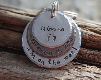 Pregnancy Announcement, Birth Announcement Keychain, Gift for Dad to be, Gift for grandma/grandpa to be, gift for aunt/uncle to be