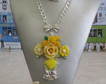 Collier pendentif "série de grandes croix fleuries". Jaune