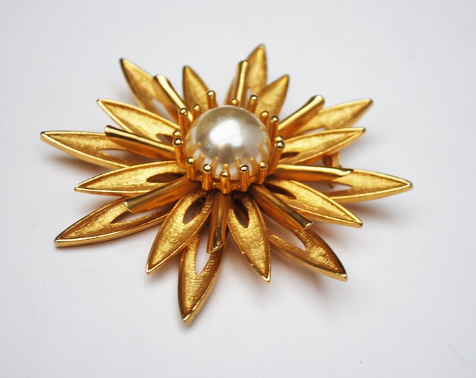 Vintage Large Cathe Brooch Gold and Pearl Flower pin