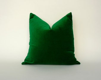 emerald green velvet pillow // emerald green velvet cushion // green velvet pillow // velvet pillow