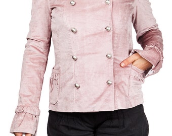 Veste cintrée en velours ras ou côtelé, poches côté, manches évasées, double boutonnage