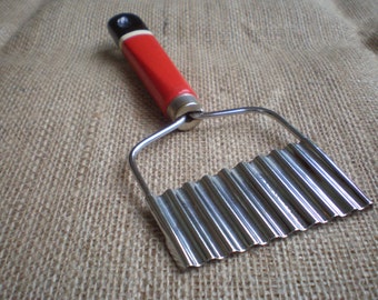 Vintage Nutbrown Crinkle Cutter Vegetable Cutter/Slicer with Red and Black Wooden Handle 1950s Kitchenalia Retro Kitchen Decor