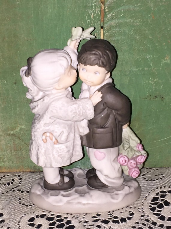 Pretty as a Picture Figurine A Holiday Greeting Sealed