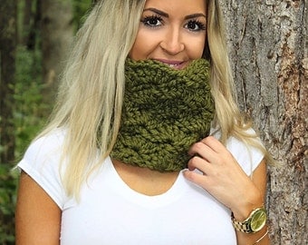 Green Loop Scarf, Green Cowl Scarf, Green Neckwarmer, Green Crochet Scarf, Green Winter Scarf, Green Chunky Scarf, Wool Scarf, THE ISABEL