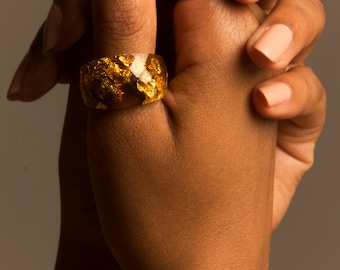 size 8 | round faceted eco resin statement ring | rich brown with metallic gold flakes