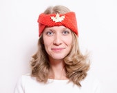 Annan - Turbante de lana en color naranja con detalle de broche de latón con hojas de acebo