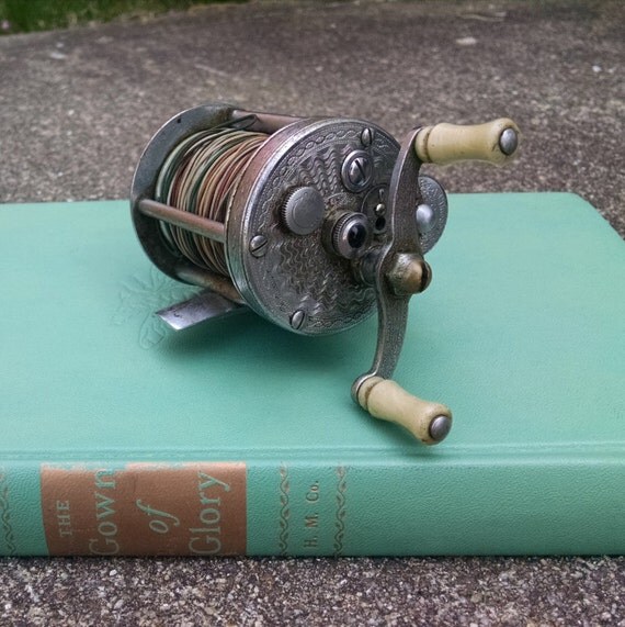Vintage Fishing Reel Pflueger Summit 1993L by TazamarazVintage