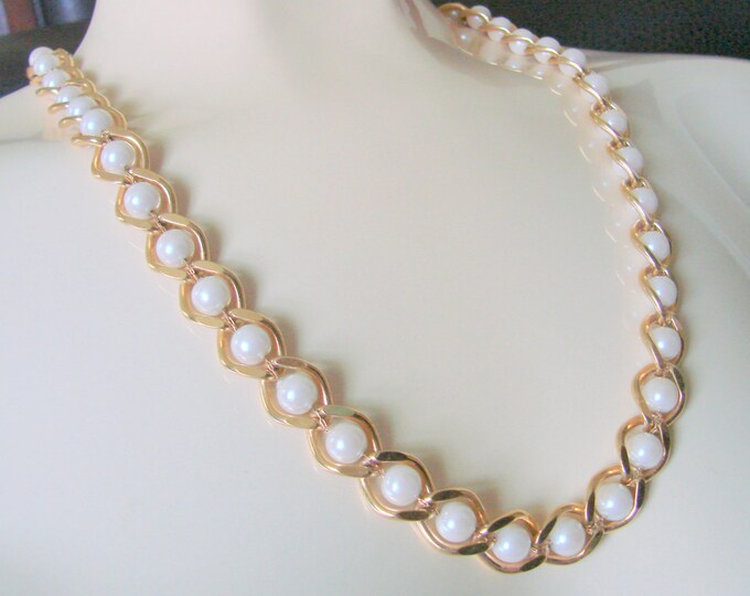 1980s Retro Goldtone Simulated Pearl Necklace / Vintage Jewelry / Jewellery