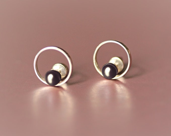 Circle earring with black pearl
