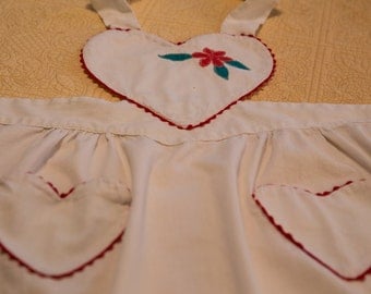 Lovely vintage kitchen apron with heart shaped bib - rick rack trim - appliqued flower - charming - white with red trim