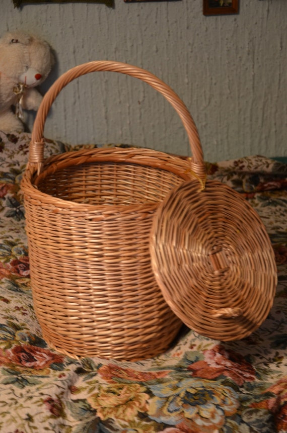 Round Wicker Basket Basket with a Lid Small by WillowSouvenir