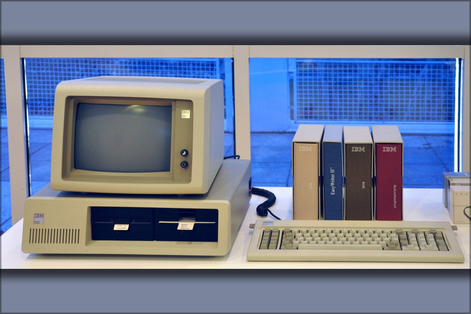 4 поколение купить. Четвертое поколение ЭВМ ИБМ. 4 Поколение ЭВМ Macintosh. Четвертое поколение ЭВМ IBM PC.. Компьютеры IBM 1979.