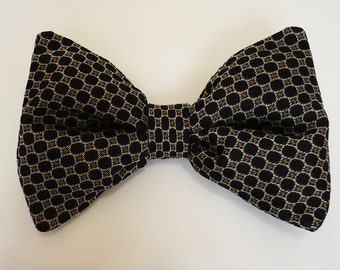 Papillon silk in an elegant geometric patterns, hand-stitched
