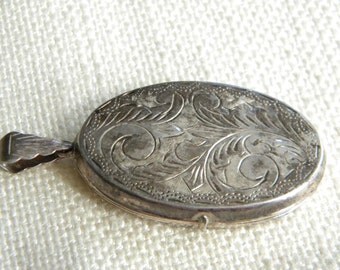 vintage Sterling SILVER LOCKET ~ ENGRAVED both sides ~ 1970s ~~ inA1158