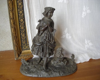 Statuette antique. Statuette ancienne en régule.