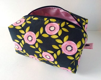 Handmade makeup bags with the makeup lover by MakeYourselfDesigns