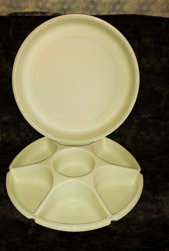 Tupperware 1665 Veggie tray with Lid.......Super to Excellent