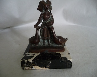 Statuette en régule Alsacienne et les oies