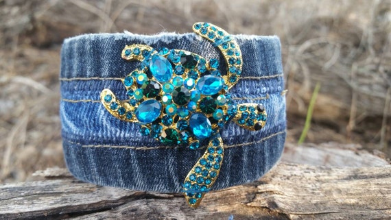 Rhinestone Deniz Kaplumbağası ve Çek Rhinestone Boncuklu Upycycled Denim Cuff Bilezik