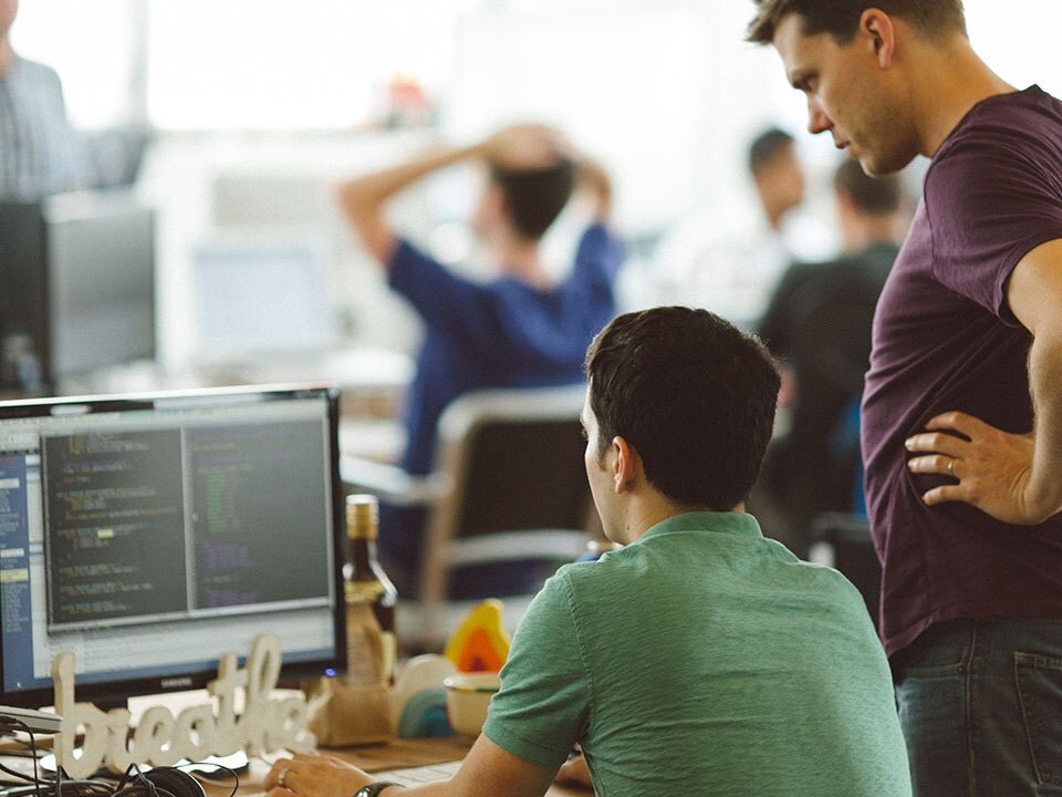 コンピュータの前にいる人々