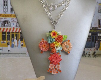 Collier pendentif "série de croix fleuries" couleur orange