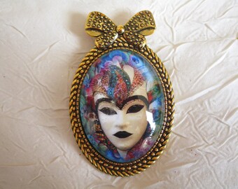 Broche en métal doré "Superbe masque asiatique"