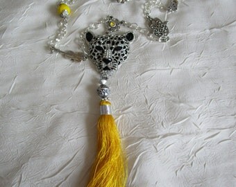Charmant collier avec pendentif "Un joli tigre jaune et métal argenté"