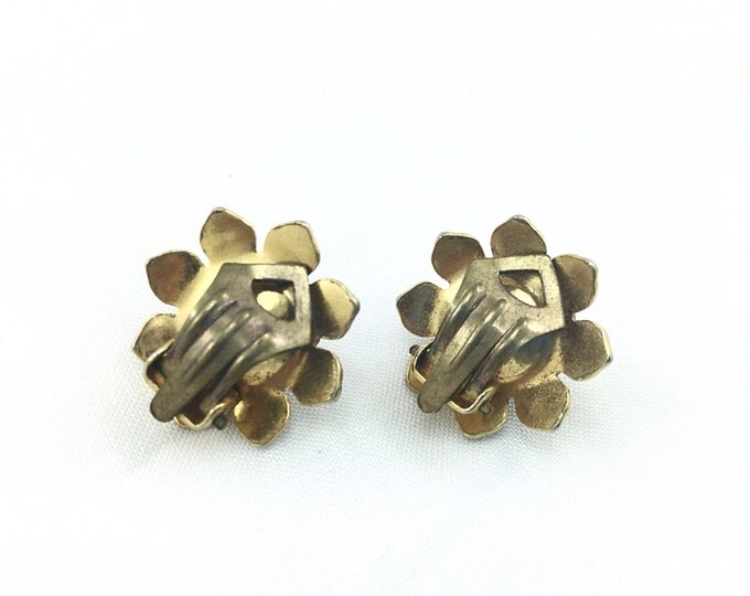 Vintage Spanish Black and Gold Damascene Flower Earrings, Toledoware Earrings with Pearl Cabochons. Spanish Earrings.