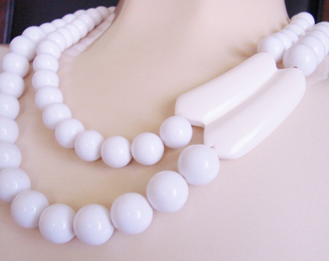 Vintage White Lucite Modernist Bead Necklace / 1980s Jewelry / Vintage Jewelry