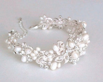 Bridal bracelet. Bridal accessories. Wedding bracelet. Pearl Rhinestone Bracelet. wedding jewelry for brides. Freshwater pearl bracelet.
