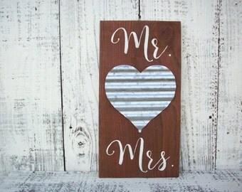 Mr and Mrs Sign / Wedding Decorations / Rustic Wedding Sign / Metal Heart / Wedding Gift / Rustic Wedding Decor / Bridal Shower Gift