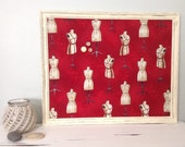 Tableau d'affichage babillard aimanté recouvert tissu de mannequins de couture rouge ivoire organisation bureau mémo chambre décor chic