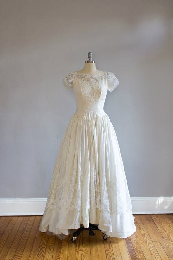 Mid-century 1950's delicate lace wedding gown / lace