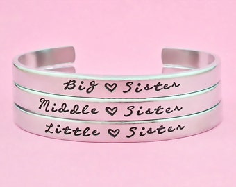 Q&Charms Three Girls My Sister Charm - Silver Plated, Fits 4.8-5mm Beads, Best Friend Bracelet Dangle