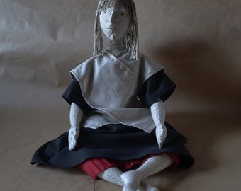 Poupée articulée dans un costume d'inspiration japonaise, réalisée en tissu, à la main. Pièce unique.