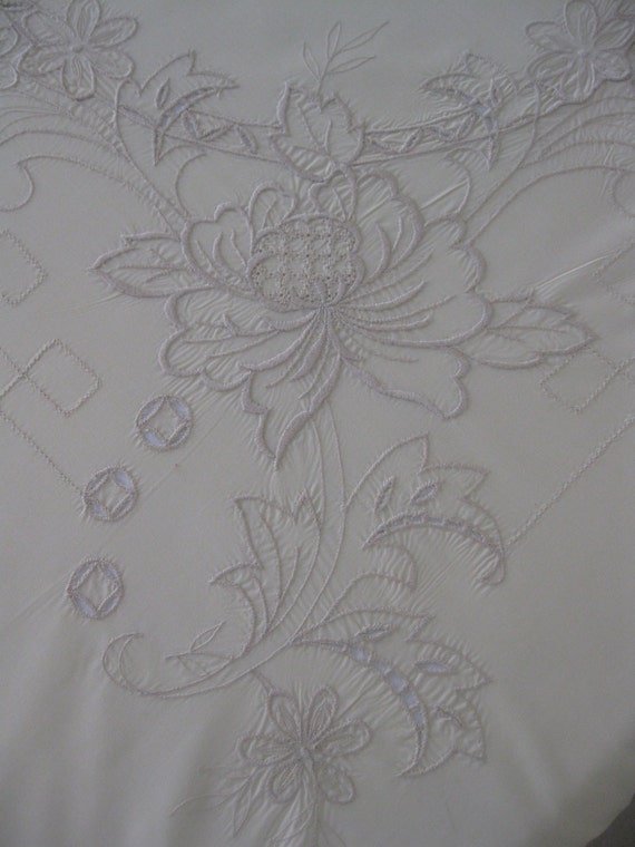 100 x 66 Vintage Embroidered Floral