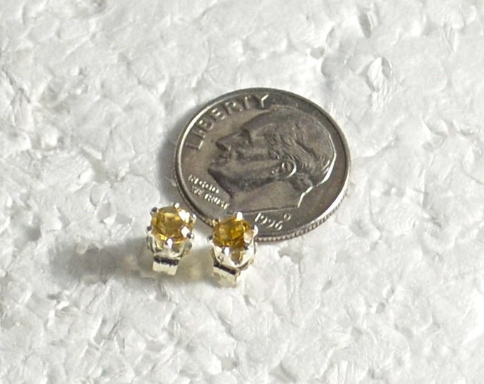 Citrine Studs, 5mm Round, Natural, Set in Sterling Silver E935